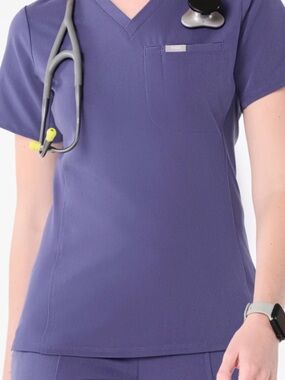 FIGS Women's Everly Slim V-Neck Scrub Top